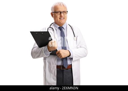 Medico maturo amichevole sorridendo e tenendo una clipboard isolato sopra sfondo bianco Foto Stock