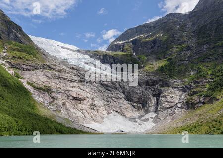 Ghiacciaio di Boyabreen con lago glaciale nel Parco Nazionale di Jostedalsbreen In Norvegia Foto Stock