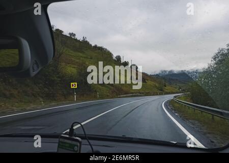 Strada piovosa, vista dall'interno dell'auto Foto Stock