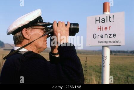 British Frontier Service guida con le forze britanniche sulla cortina di ferro. Il confine tra la Germania orientale e quella occidentale nel 1983 Foto Stock