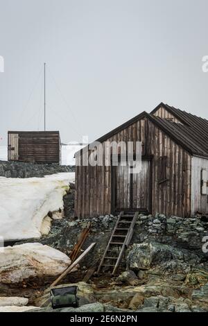 Abbandonate capanne di legno alla base britannica W, DETAILLE Island, Antartide Foto Stock