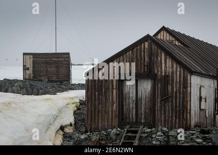 Abbandonate capanne di legno alla base britannica W, DETAILLE Island, Antartide Foto Stock