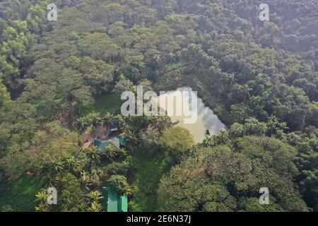 Bagerhat, Bangladesh - 21 gennaio 2021: Vista aerea della foresta di mangrovie Sundarban, un sito patrimonio dell'umanità dell'UNESCO e un santuario della fauna selvatica a Chandp Foto Stock