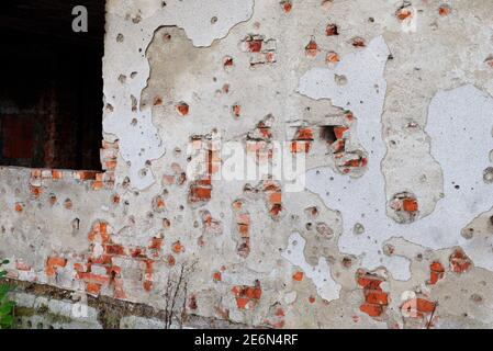 Vecchio muro in mattoni intonacato con proiettili nel museo della guerra di Karlovac, Croazia Foto Stock