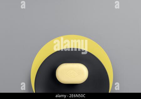 Saponetta su sfondo giallo e grigio Foto Stock