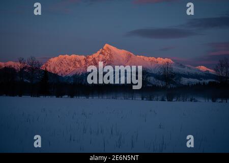 Tramonto serale vista di colore rosso del monte famoso picco Krivan (2494m) vista invernale - simbolo della Slovacchia nelle montagne di High Tatra, Slovacchia. Foto Stock