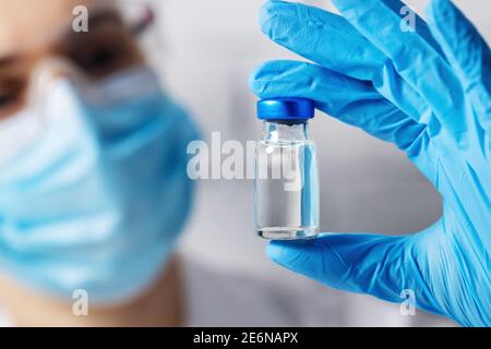 scienziato medico lavoratore con fiala di vaccino in bianco in mano. nuovo prodotto concetto di invenzione Foto Stock