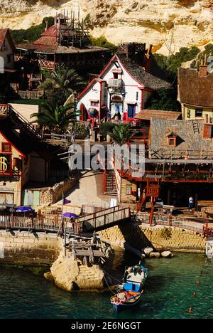 Paesaggio del villaggio di Popeye vicino alla baia di Anchor nelle isole maltesi Foto Stock