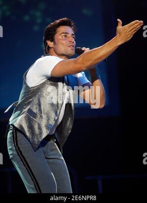Puerto Rican Latin pop singer Chayanne performs during a concert presenting his latest album 'Mi tiempo' in Madrid September 5, 2007.REUTERS/Andrea Comas(SPAIN)