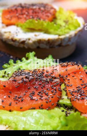 Pane croccante proteico Super food con salmone, insalata di formaggio cremoso e semi di Chia Foto Stock