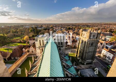 Guardando ad ovest lungo il tetto della navata centrale dalla lanterna della Cattedrale di Chichester che mostra il rame prima del rinnovo con piombo tradizionale. Asciugamano a campana Foto Stock