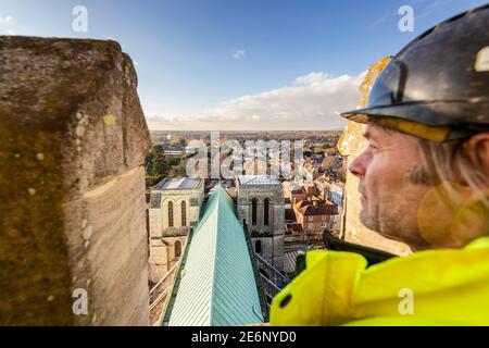 Guardando ad ovest lungo il tetto della navata centrale dalla lanterna della Cattedrale di Chichester che mostra il rame prima del rinnovo con piombo tradizionale. Asciugamano a campana Foto Stock