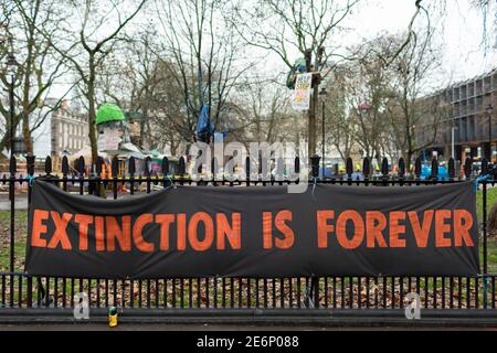 Sfratto di manifestanti Stop HS2 dal campeggio a Euston Square Gardens, Londra, 27 gennaio 2021. Banner di protesta visualizzato su una recinzione Foto Stock