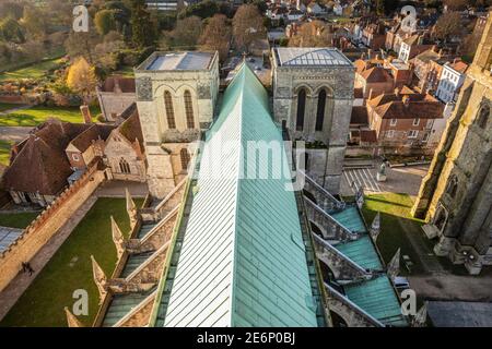 Guardando ad ovest lungo il tetto della navata centrale dalla lanterna della Cattedrale di Chichester che mostra il rame prima del rinnovo con piombo tradizionale. Asciugamano a campana Foto Stock