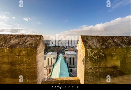 Guardando ad ovest lungo il tetto della navata centrale dalla lanterna della Cattedrale di Chichester che mostra il rame prima del rinnovo con piombo tradizionale. Figura d Foto Stock