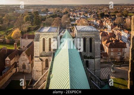 Guardando ad ovest lungo il tetto della navata centrale dalla lanterna della Cattedrale di Chichester che mostra il rame prima del rinnovo con piombo tradizionale. Asciugamano a campana Foto Stock