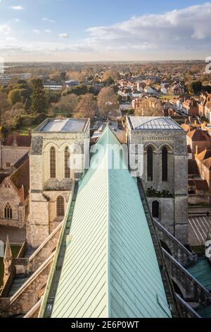 Guardando ad ovest lungo il tetto della navata centrale dalla lanterna della Cattedrale di Chichester che mostra il rame prima del rinnovo con piombo tradizionale. Asciugamano a campana Foto Stock