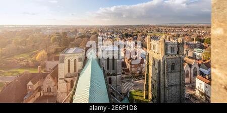 Guardando ad ovest lungo il tetto della navata centrale dalla lanterna della Cattedrale di Chichester che mostra il rame prima del rinnovo con piombo tradizionale. Asciugamano a campana Foto Stock