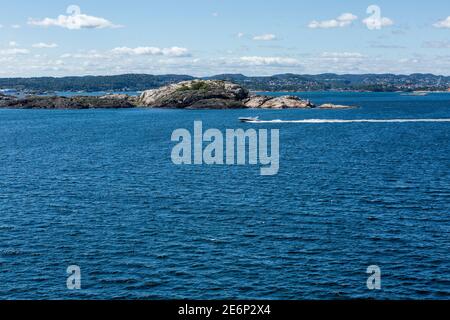 Motoscafo sulla costa di Kristiansand, Norvegia Foto Stock