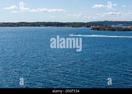 Motoscafo sulla costa di Kristiansand, Norvegia Foto Stock