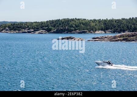 Motoscafo sulla costa di Kristiansand, Norvegia Foto Stock