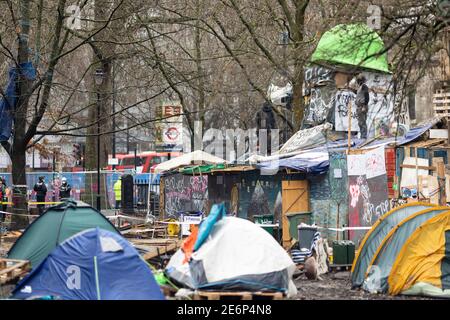 Sfratto di manifestanti Stop HS2 dal campeggio a Euston Square Gardens, Londra, 27 gennaio 2021. Vista del campo. Foto Stock