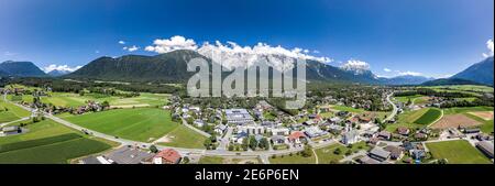 Vista panoramica aerea della catena montuosa di mieming nella valle di Obermieming In Tirolo Austria Foto Stock