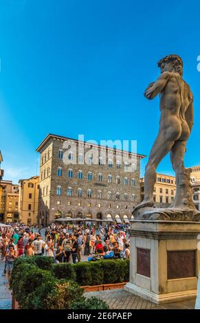 Bella vista della piazza Piazza della Signoria dietro la scultura del David di Michelangelo ammirata dai visitatori di Firenze. Sullo sfondo è la... Foto Stock