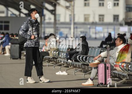 Fuyang, Cina. 29 gennaio 2021. Il passeggero aspetta prima di prendere il proprio treno alla stazione ferroviaria di Fuyang. Con l'inizio della corsa di primavera del Festival, gli operatori di trasporto hanno stretto misure per prevenire la rinascita dei casi COVID-19 (Coronavirus) rendendo la maschera facciale obbligatoria per tutti i passeggeri della stazione ferroviaria. Secondo il ministero, circa 1.15 miliardi di viaggi di passeggeri avrebbero dovuto essere effettuati durante la corsa di 40 giorni, con un calo annuale del 20% e più del 60% inferiore rispetto al 2019. Credit: SOPA Images Limited/Alamy Live News Foto Stock