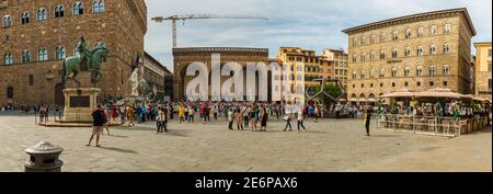 Ampio panorama di Piazza della Signoria a Firenze con il Monumento Equestre di Cosimo i di fronte a Palazzo Vecchio, Fontana del Nettuno, Loggia... Foto Stock