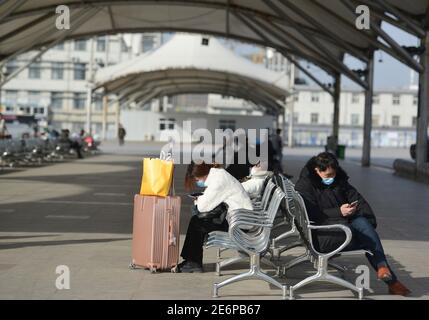 Fuyang, Cina. 29 gennaio 2021. I passeggeri aspettano prima di prendere il treno alla stazione ferroviaria di Fuyang. Con l'inizio della corsa di primavera del Festival, gli operatori di trasporto hanno stretto misure per prevenire la rinascita dei casi COVID-19 (Coronavirus) rendendo obbligatoria la maschera facciale per tutti i passeggeri della stazione ferroviaria. Secondo il ministero, circa 1.15 miliardi di viaggi di passeggeri avrebbero dovuto essere effettuati durante la corsa di 40 giorni, con un calo annuale del 20% e più del 60% inferiore rispetto al 2019. Credit: SOPA Images Limited/Alamy Live News Foto Stock