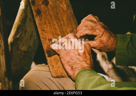 Primo piano di un uomo che fa un Cigar cubano fresco in una fattoria di tabacco in Vinales. Foto Stock