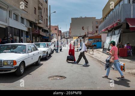 El Jadida, Marocco - 16 aprile 2016: Scena di strada in a nella città di El Jadida, con persone che attraversano una strada. Foto Stock