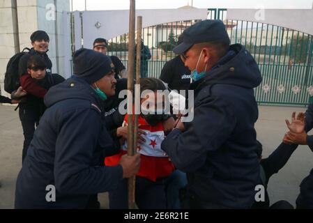 Kathmandu, Nepal. 29 gennaio 2021. La polizia nepalese cerca di detenere manifestanti anti anti anti-governativi che protestano contro lo scioglimento del parlamento, di fronte all'edificio del parlamento di Kathmandu, Nepal, 29 gennaio 2021. Credit: Dipen Shrestha/ZUMA Wire/Alamy Live News Foto Stock