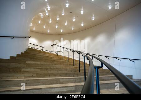 Il design delle scale all'interno dell'Elbphilharmonie, una sala concerti nel quartiere HafenCity di Amburgo, in Germania, sulla penisola di Grasbrook del fiume Elba Foto Stock