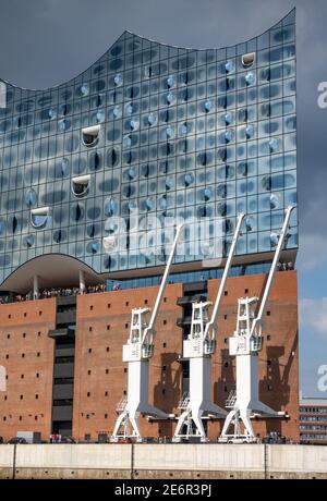 La sala concerti Elbphilharmonie sul fiume Elba nel quartiere HafenCity di Amburgo, Germania Foto Stock