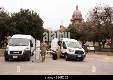 Il Texas Department of Health sottopone a screening giornalisti e personale al di fuori del Campidoglio del Texas per COVID-19 con un test della carta BinaxNOW AG effettuato da Abbott Laboratories per testare l'infezione da coronavirus. I risultati vengono pubblicati in 15 minuti tramite e-mail o SMS. Foto Stock