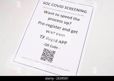 Il Texas Department of Health sottopone a screening giornalisti e personale al di fuori del Campidoglio del Texas per COVID-19 con un test della carta BinaxNOW AG effettuato da Abbott Laboratories per testare l'infezione da coronavirus. I risultati vengono pubblicati in 15 minuti tramite e-mail o SMS. Foto Stock