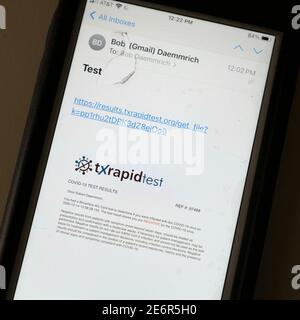 Il Texas Department of Health sottopone a screening giornalisti e personale al di fuori del Campidoglio del Texas per COVID-19 con un test della carta BinaxNOW AG effettuato da Abbott Laboratories per testare l'infezione da coronavirus. I risultati vengono pubblicati in 15 minuti tramite e-mail o SMS. Foto Stock