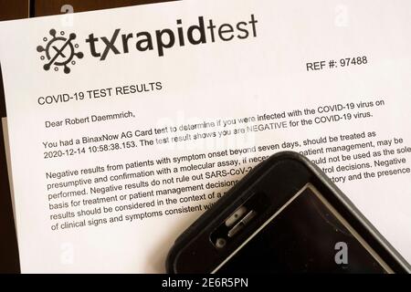 Il Texas Department of Health sottopone a screening giornalisti e personale al di fuori del Campidoglio del Texas per COVID-19 con un test della carta BinaxNOW AG effettuato da Abbott Laboratories per testare l'infezione da coronavirus. I risultati vengono pubblicati in 15 minuti tramite e-mail o SMS. Foto Stock