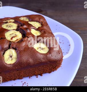 Closeup appetitoso fresco cotto fatto in casa torta integrale di cioccolato Banana Foto Stock