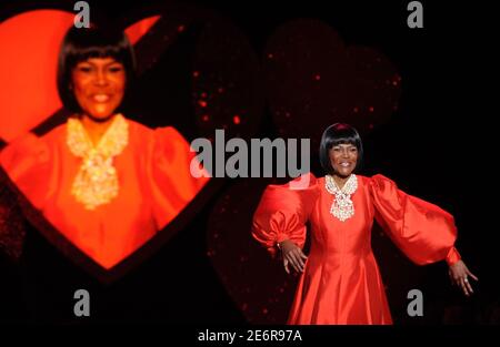 Manhattan, Stati Uniti d'America. 14 Feb 2007. NEW YORK - FEBBRAIO 13: Cicely Tyson cammina sulla pista indossando Donna Karan al cuore Truth Red Dress Collection sfilata di moda autunno 2009 durante la settimana della Moda Mercedes-Benz al Tent di Bryant Park il 13 febbraio 2009 a New York City. People: Cicely Tyson Credit: Storms Media Group/Alamy Live News Foto Stock