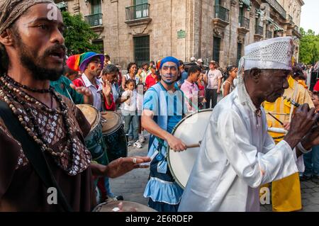 La Havana, Cuba. 04-15-2018. Gruppo di musicisti che si esibiscono per le strade per i turisti a la Havana, Cuba. Foto Stock