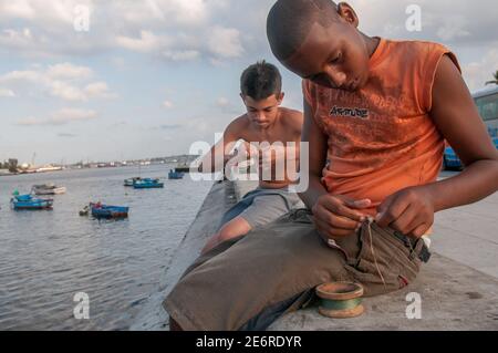 La Havana, Cuba. 04-15-2018. Due bambini pescano al Malecon con vista mare a la Havana, Cuba. Foto Stock