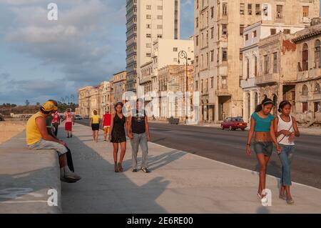 La Havana, Cuba. 04-15-2018. Giovani coppie che camminano sul Malecon con vista mare a la Havana, Cuba. Foto Stock