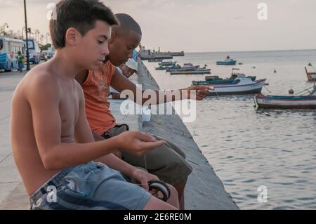 La Havana, Cuba. 04-15-2018. Due bambini pescano al Malecon con vista mare a la Havana, Cuba. Foto Stock