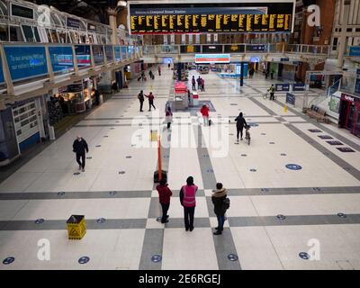 Liverpool Street station durante le regole e le restrizioni di livello 4 in Londra con un atrio vuoto e tranquillo durante la chiusura a causa di Covid-19 crisi di Coronavirus Foto Stock