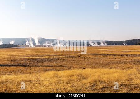 I geyser sono sorgenti termali calde con spazi ristretti nelle loro tubazioni, solitamente vicino alla superficie. Quando l'acqua sale, si forma del vapore. Quantità enormi di vapore Foto Stock