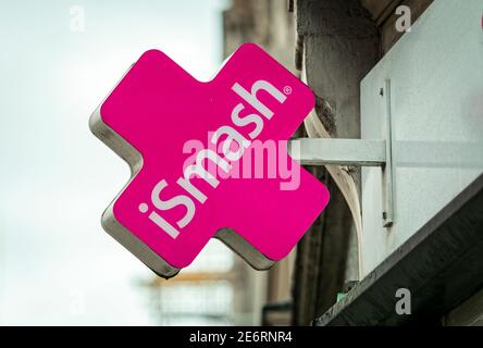 Ismash segno negozio, Ismash sono un alto servizio di riparazione di strada per telefoni cellulari, Tablet e computer fondata nel 2013, Londra, Inghilterra - 17 marzo 2020 Foto Stock