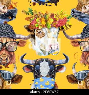 Grafica bue watercolor. Ripetizione senza giunture. Illustrazione di animale di toro con sfondo a trama di acquerello di spruzzo. Foto Stock